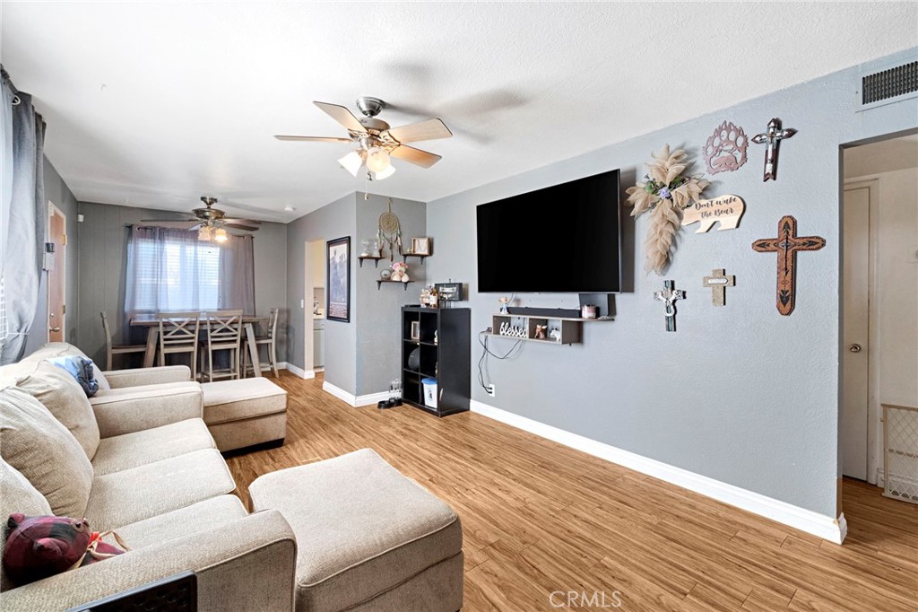 4619 N Clark Property Photo 5