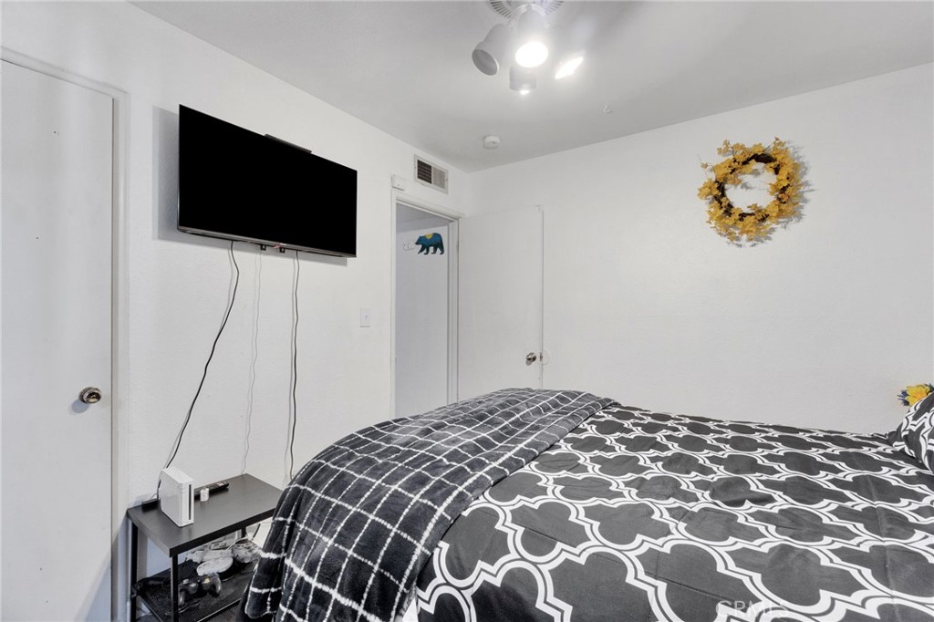 4619 N Clark Property Photo 16