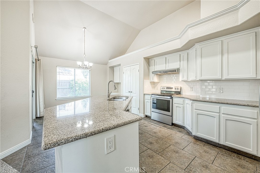 2231 E Pryor Drive Property Photo 10
