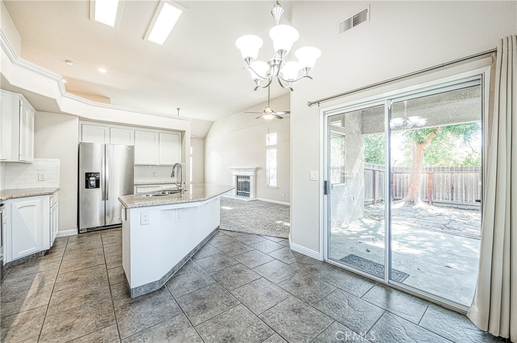 2231 E Pryor Drive Property Photo 12