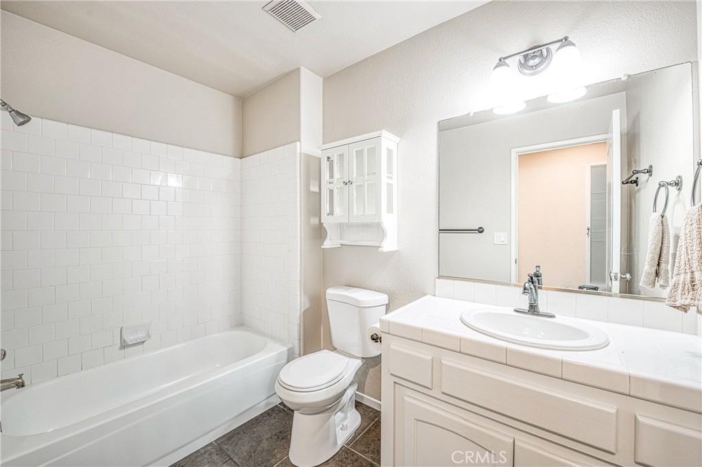 2231 E Pryor Drive Property Photo 15