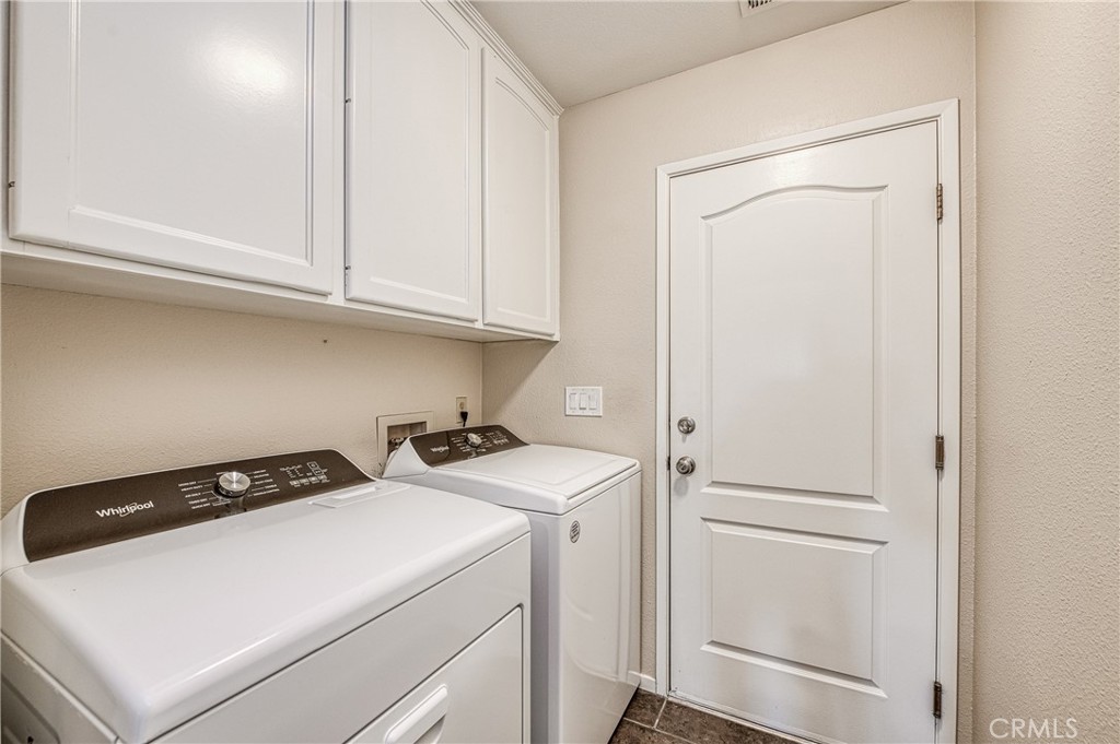 2231 E Pryor Drive Property Photo 18
