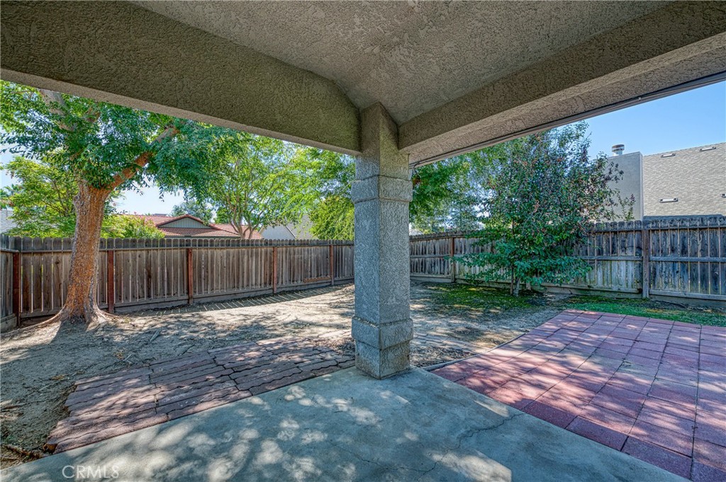 2231 E Pryor Drive Property Photo 25