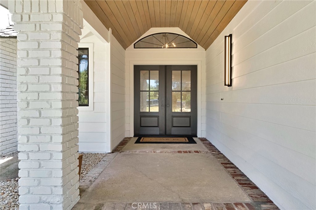 7442 N Tahan Property Photo 5