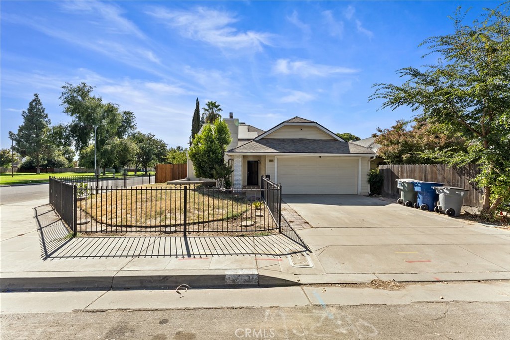 2521 N Selland Avenue Property Photo 1