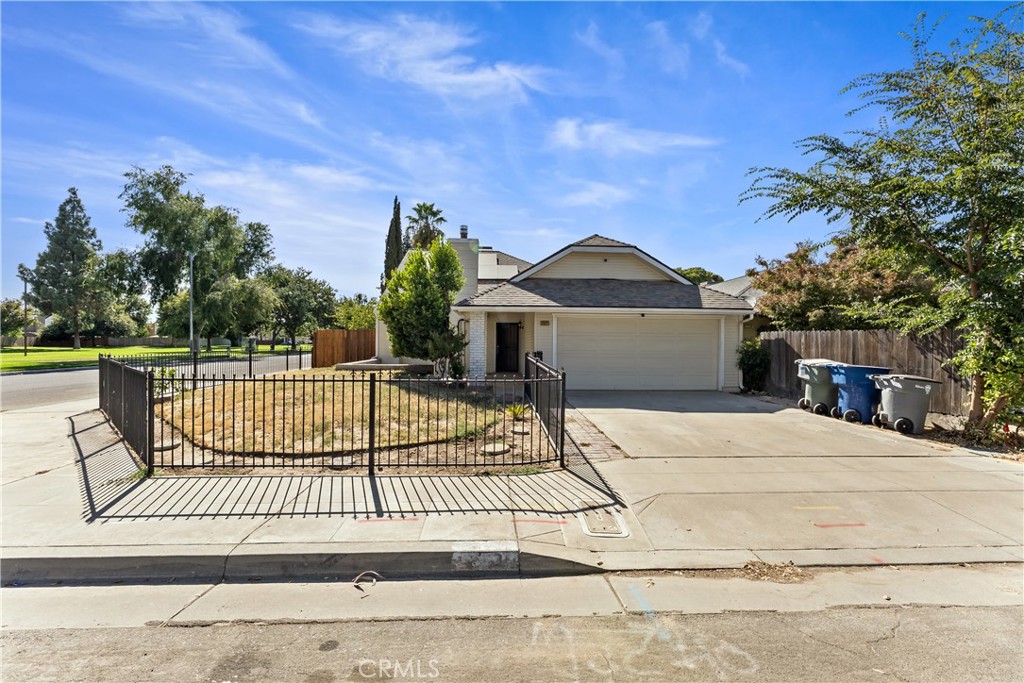 2521 N Selland Avenue Property Photo 1