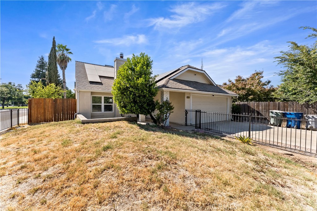 2521 N Selland Avenue Property Photo 2
