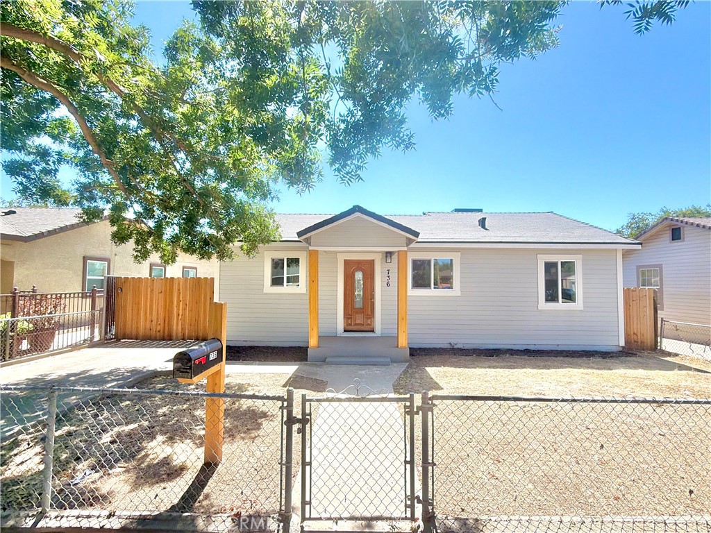 736 W 9th Property Photo 1