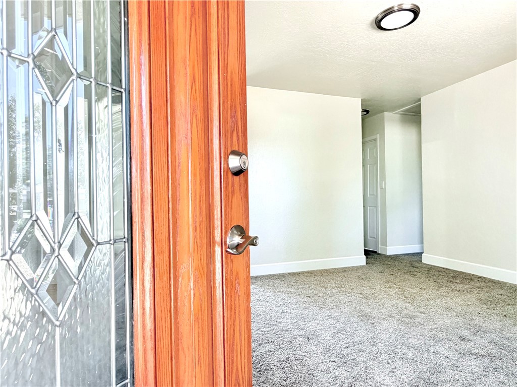 736 W 9th Property Photo 5