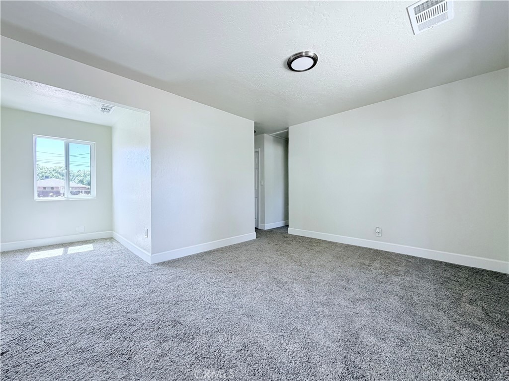 736 W 9th Property Photo 6