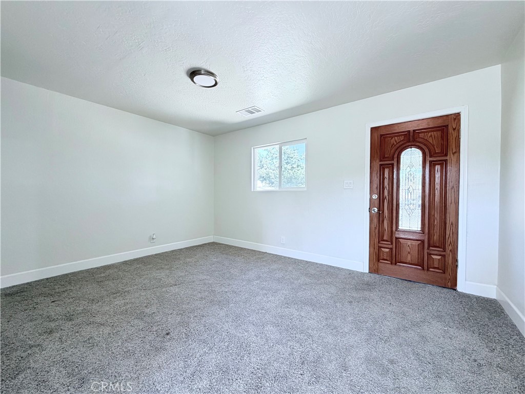 736 W 9th Property Photo 7