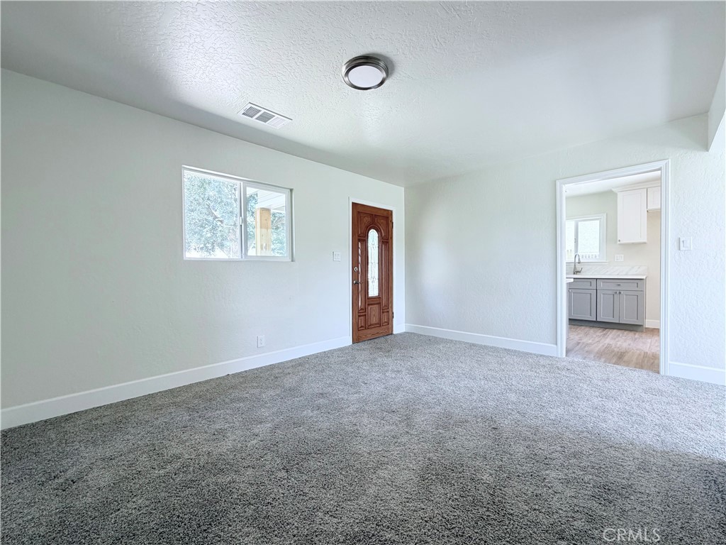 736 W 9th Property Photo 8