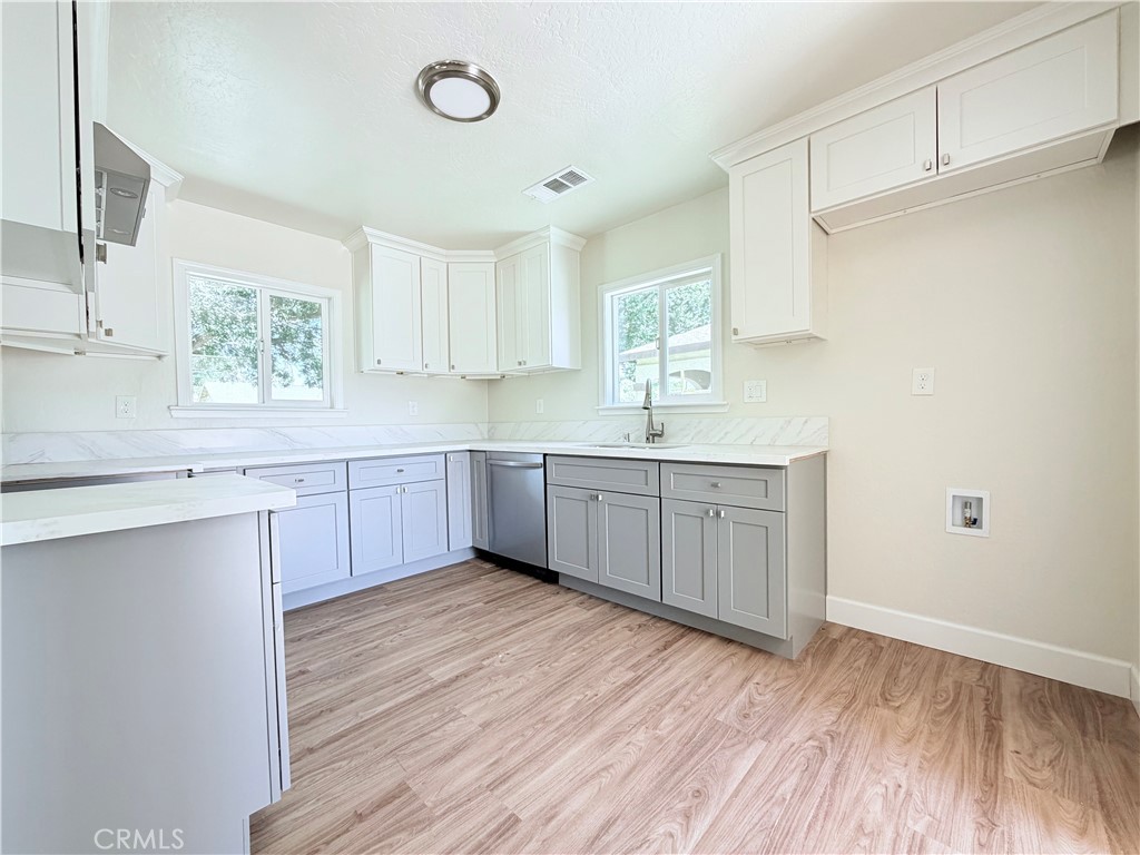 736 W 9th Property Photo 10