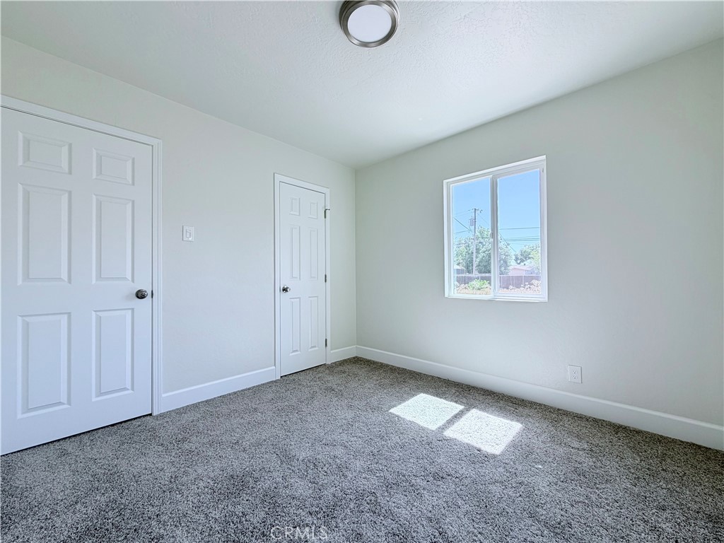 736 W 9th Property Photo 14