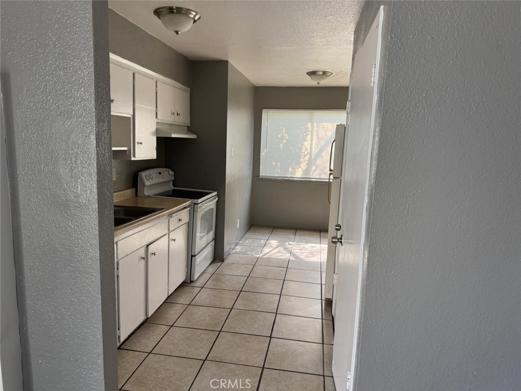2025 E White 5 Property Photo 4