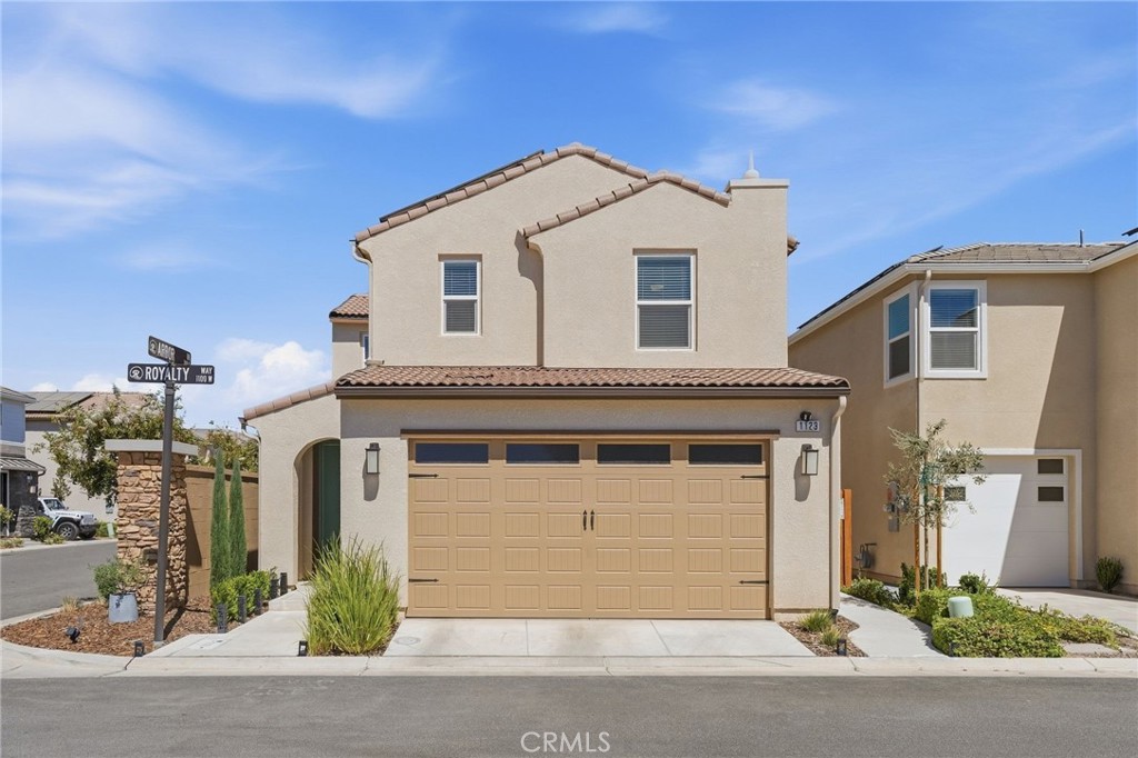 1123 Royalty W Property Photo 1