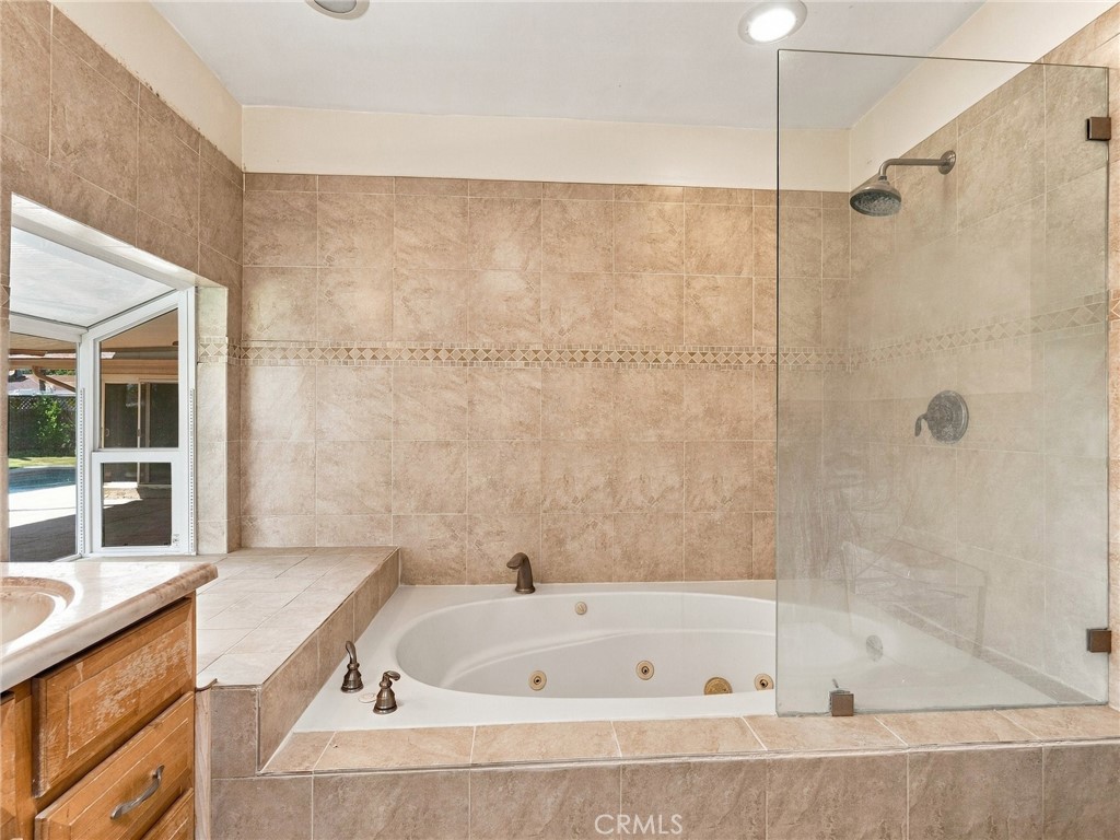 5170 E Huntington Property Photo 4