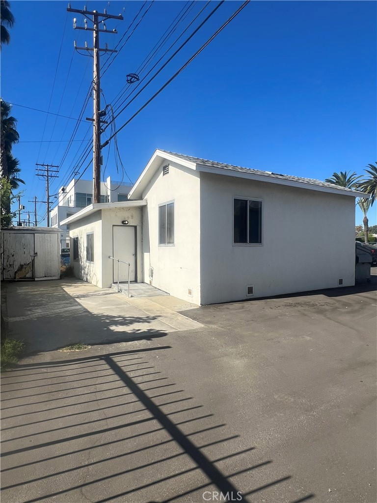 1028 W Burbank Boulevard Property Photo 3