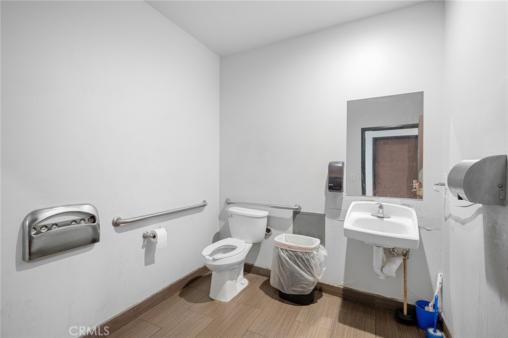6914 Foothill Boulevard Property Photo 16