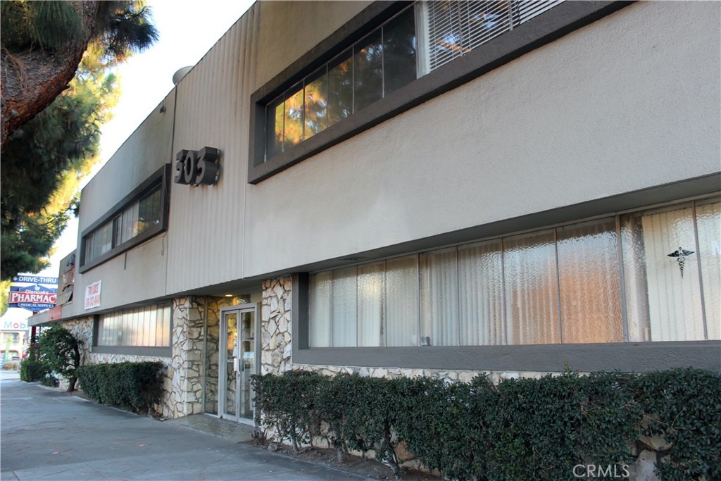 303 S Glenoaks Boulevard Property Photo 1