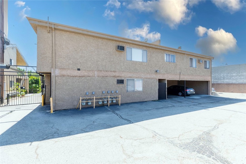 11341 Victory Boulevard Property Photo 2