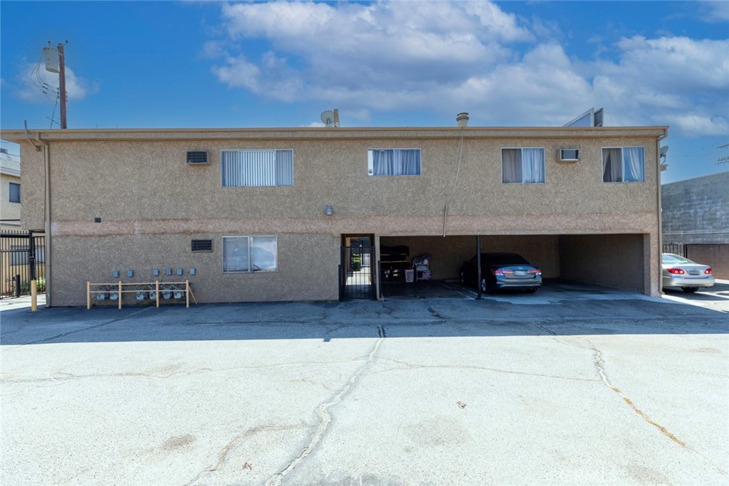 11341 Victory Boulevard Property Photo 3
