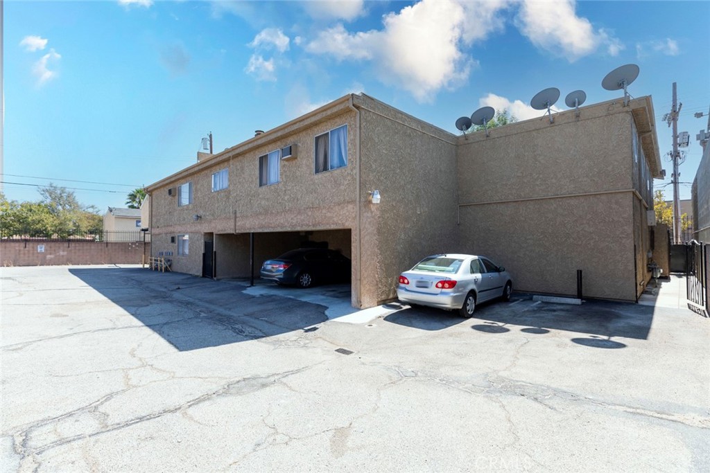 11341 Victory Boulevard Property Photo 4