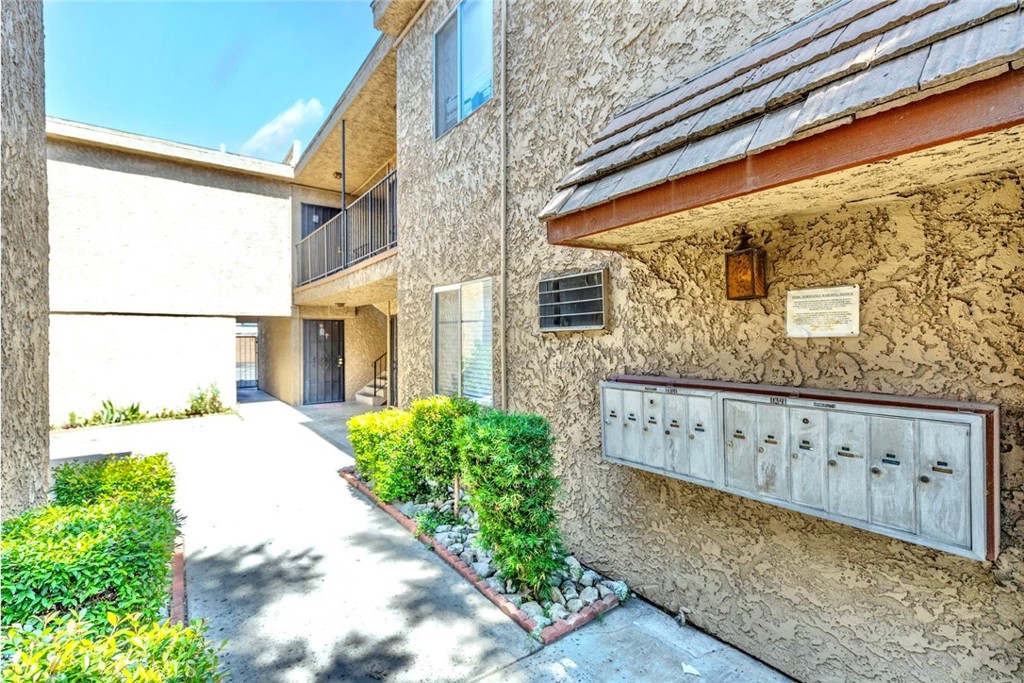11341 Victory Boulevard Property Photo 8