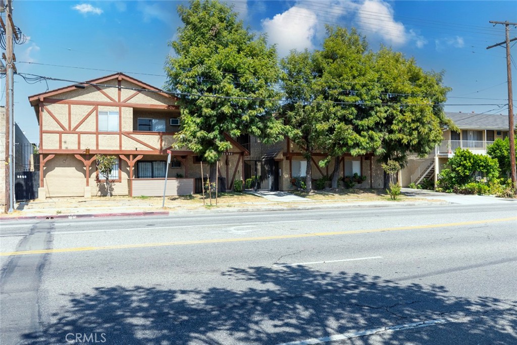 11341 Victory Boulevard Property Photo 10