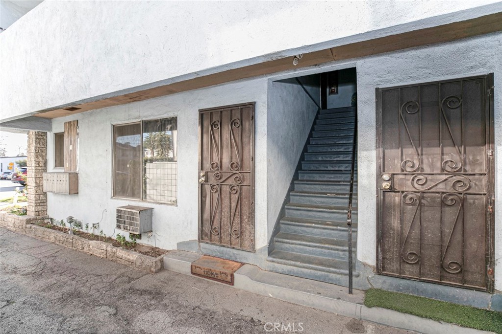 13565 Victory Boulevard Property Photo 3