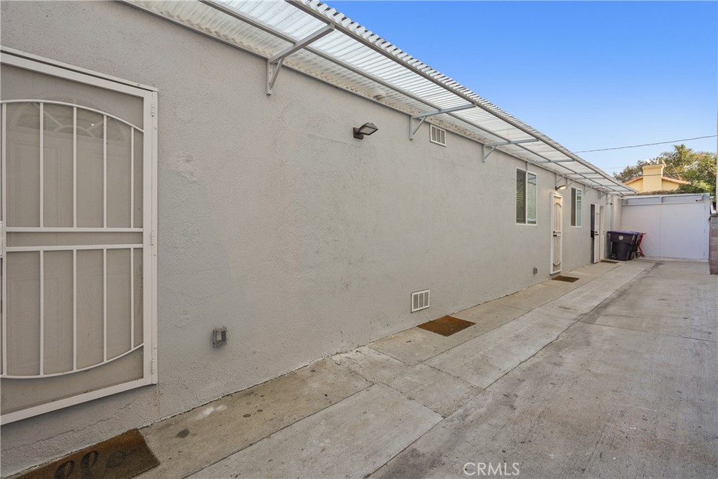 1130 N Hollywood Way Property Photo 4