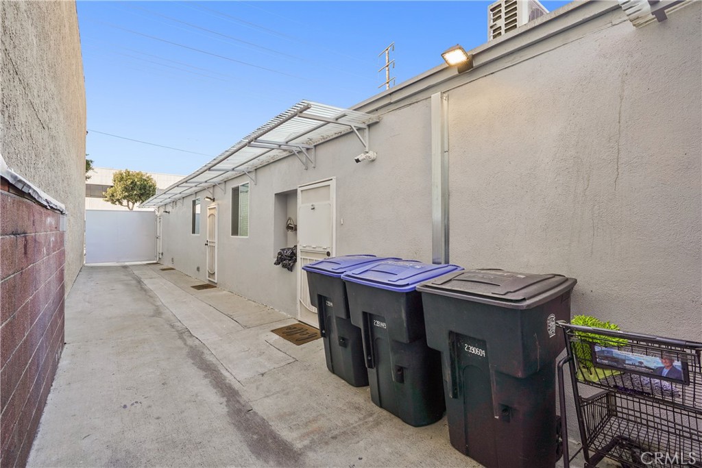 1130 N Hollywood Way Property Photo 5
