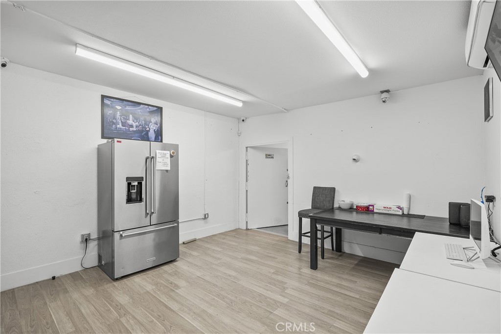 1130 N Hollywood Way Property Photo 6