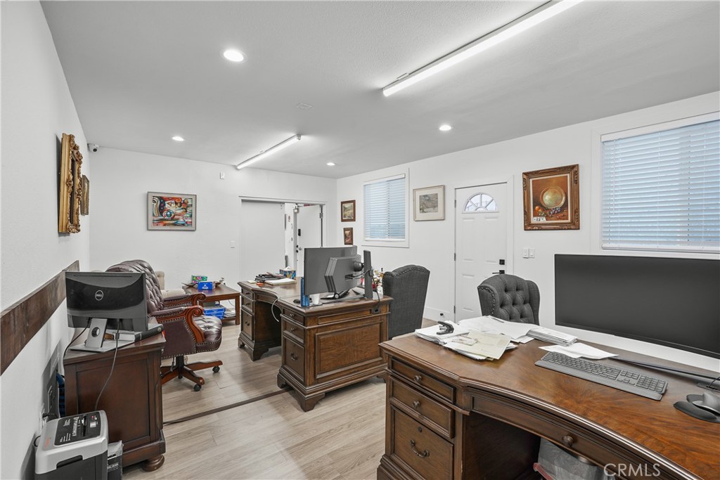 1130 N Hollywood Way Property Photo 12