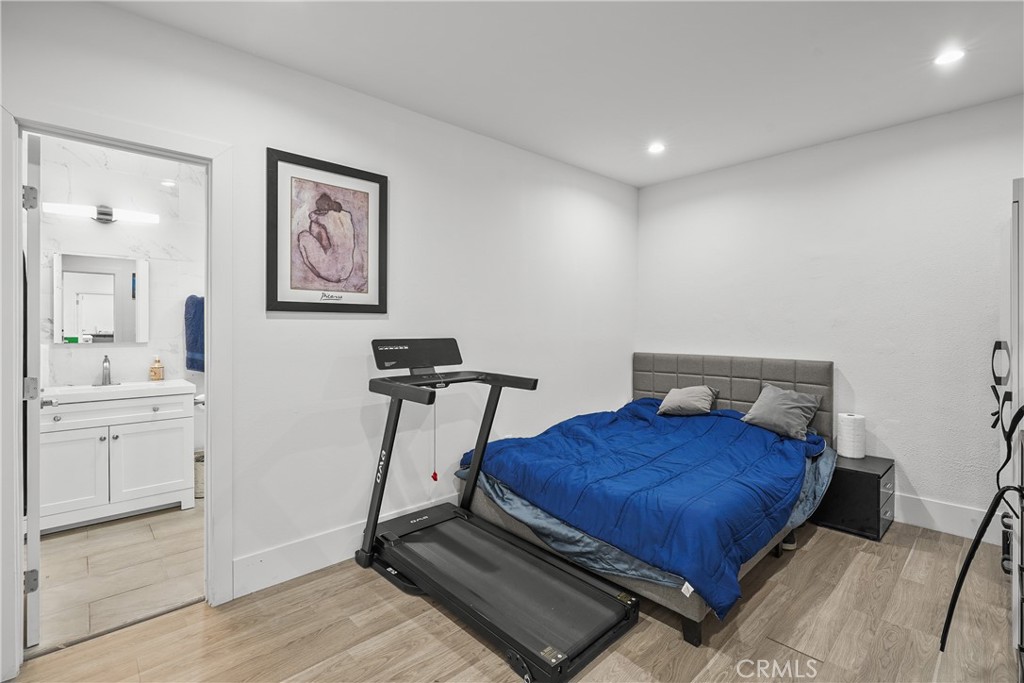1130 N Hollywood Way Property Photo 14
