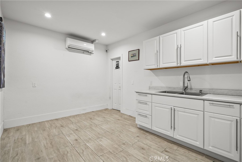 1130 N Hollywood Way Property Photo 18