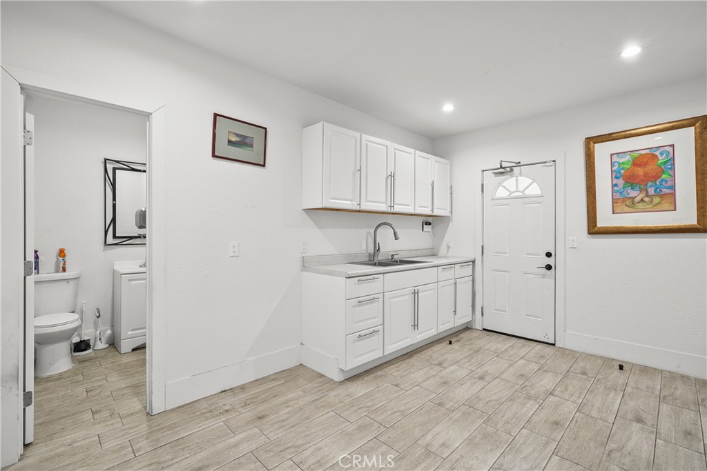 1130 N Hollywood Way Property Photo 20