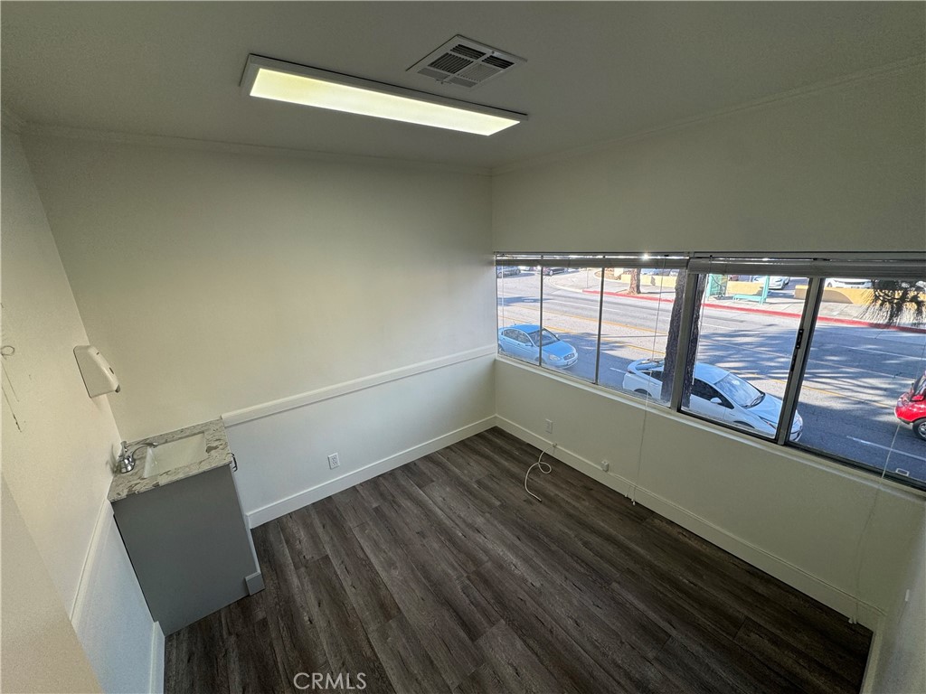 303 Glenoaks 9 Property Photo 18