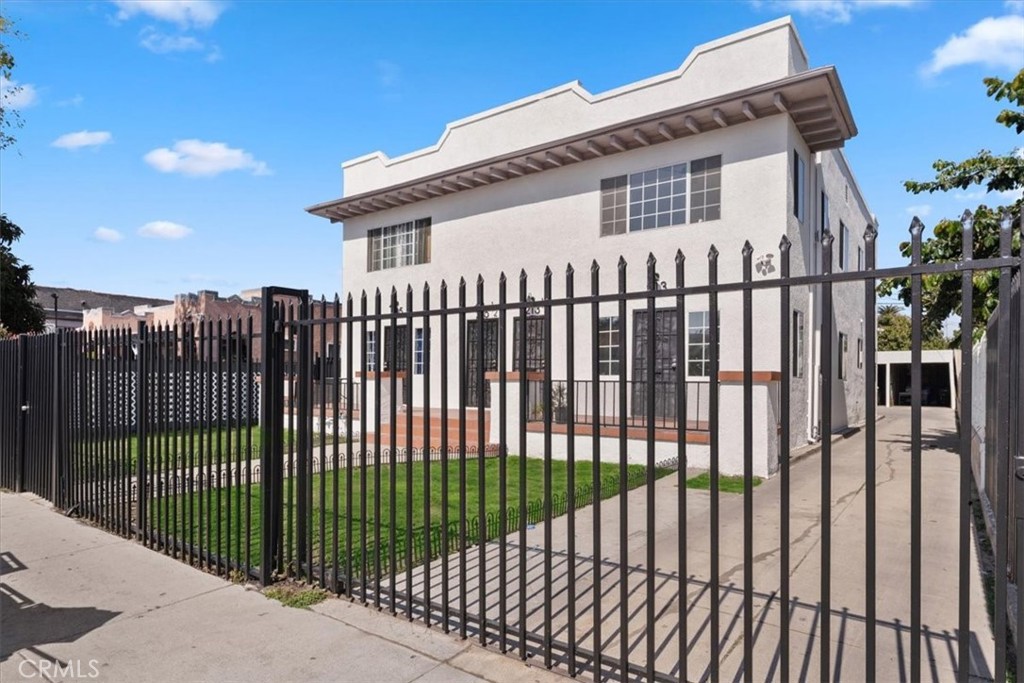 213 W 41st Place Property Photo 3