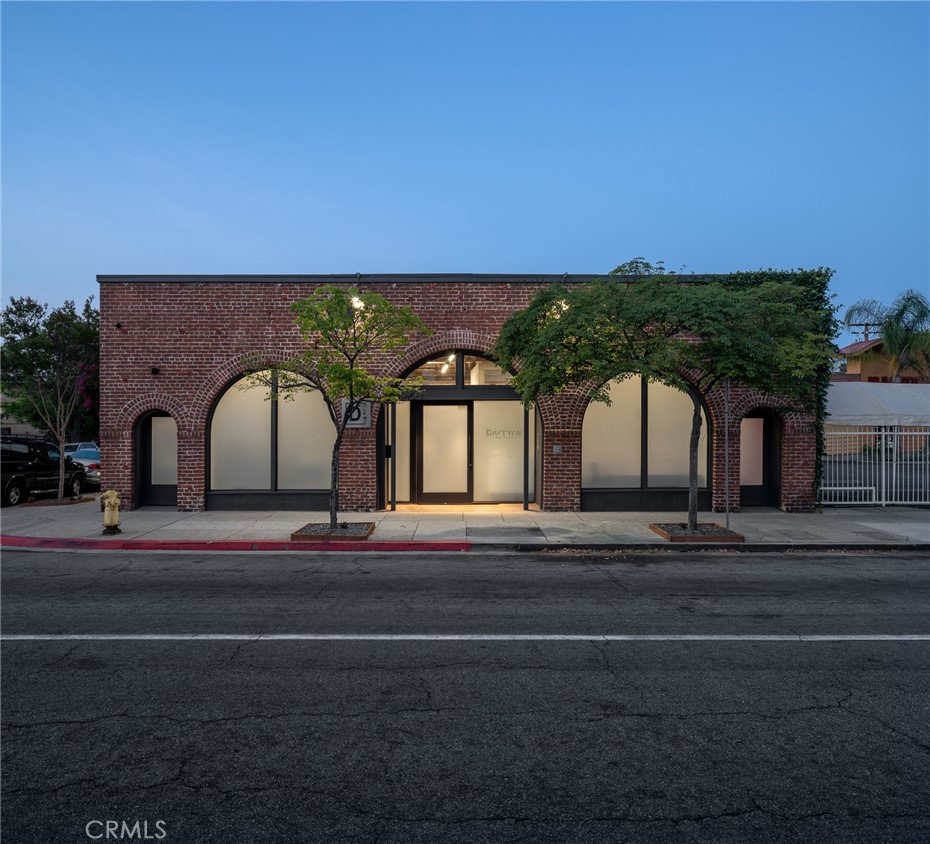 880 E Broadway Property Photo 1