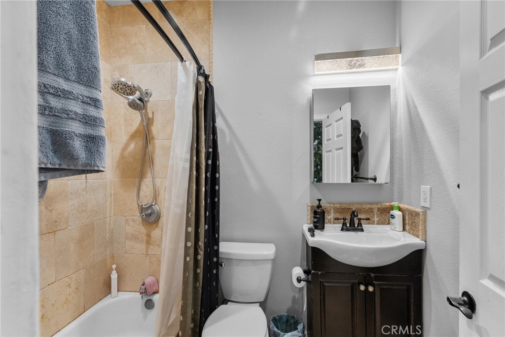 1031 W 2nd Street Property Photo 18