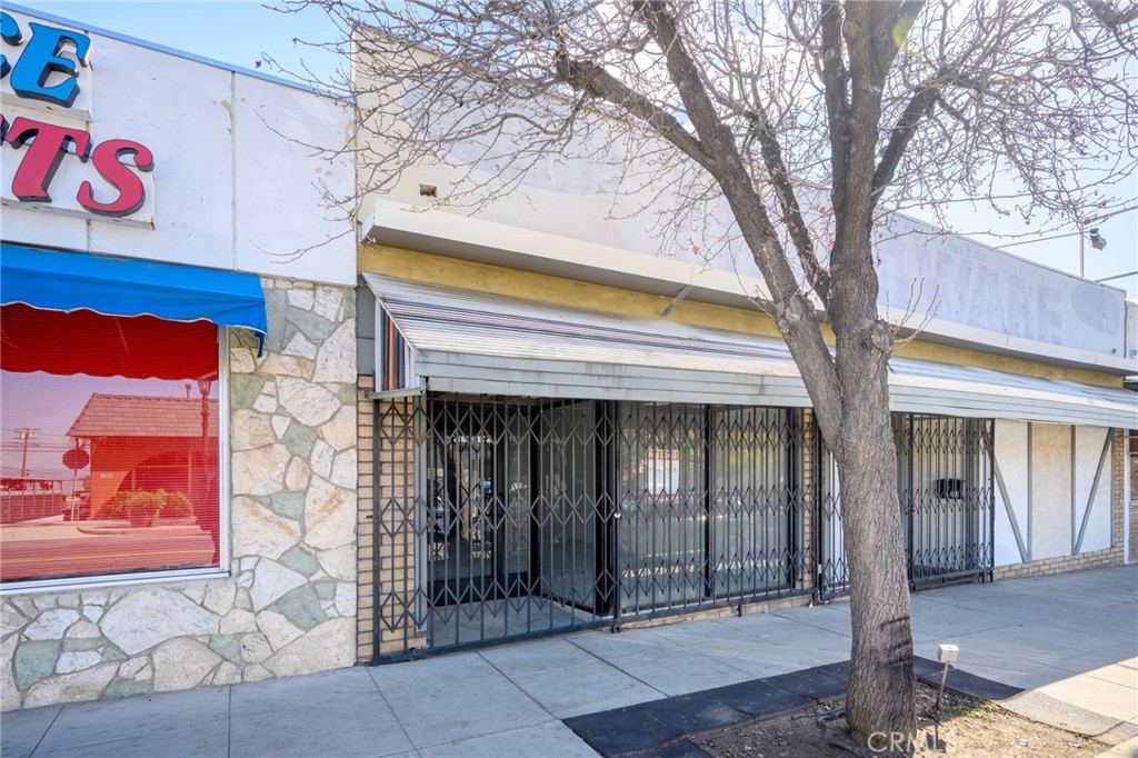 9926 Commerce Avenue Property Photo 2