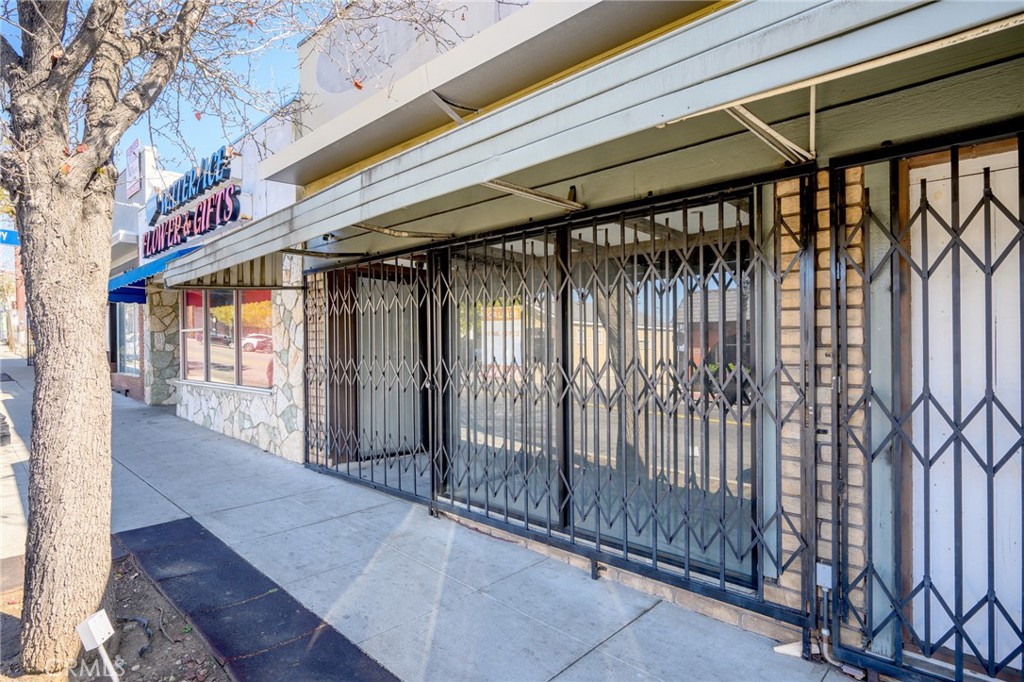 9926 Commerce Avenue Property Photo 3