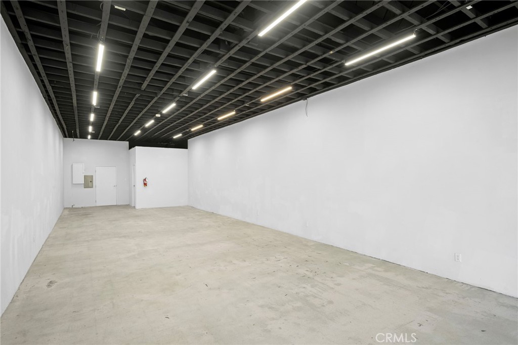9926 Commerce Avenue Property Photo 5