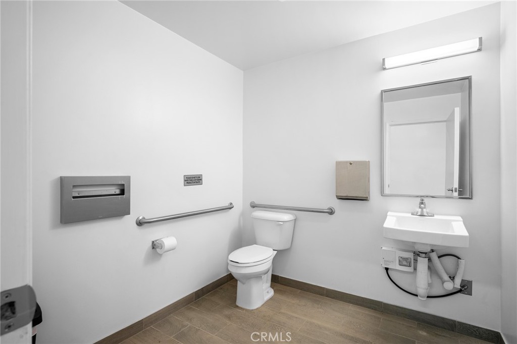 9926 Commerce Avenue Property Photo 12
