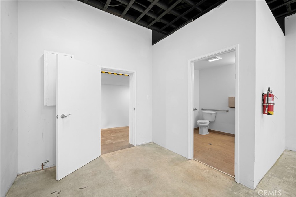 9926 Commerce Avenue Property Photo 13