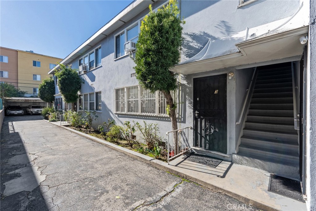 5662 Fountain Avenue Property Photo 4