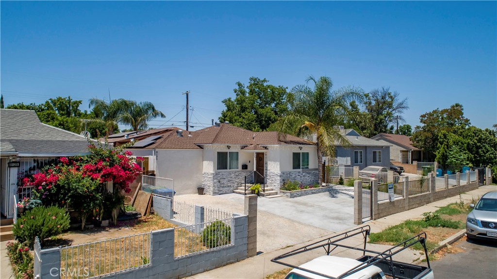 8135 Noble Avenue Property Photo