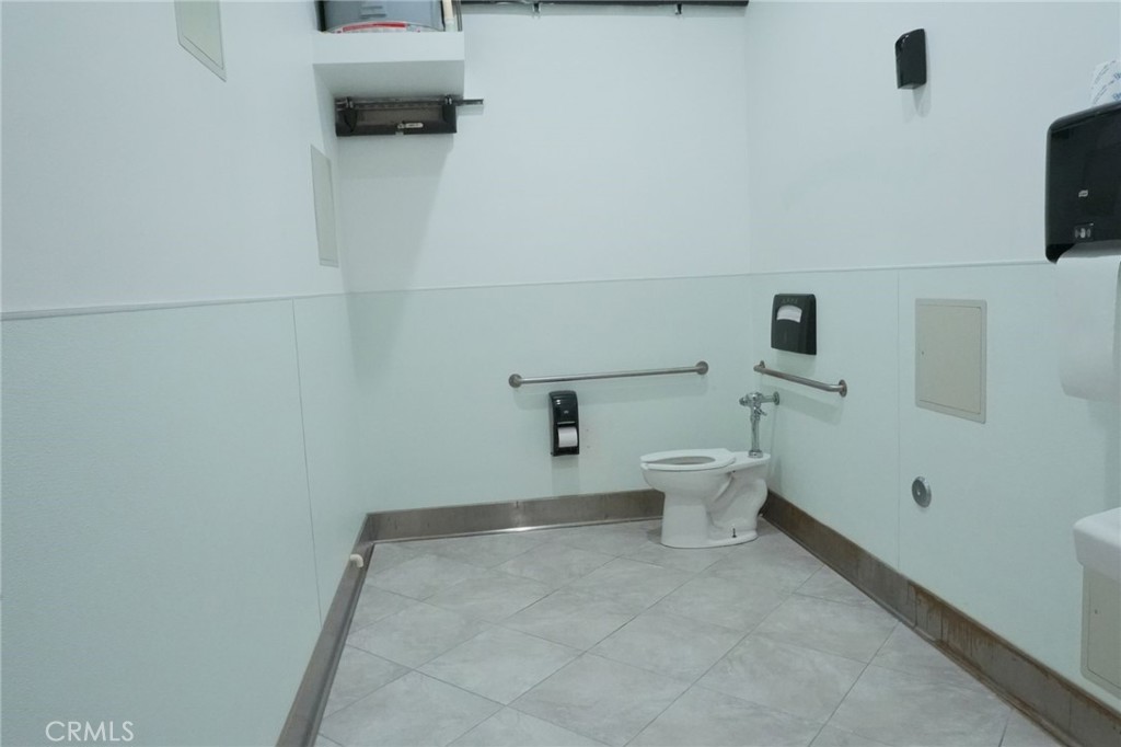 7600 Balboa Blvd 109 Property Photo 18