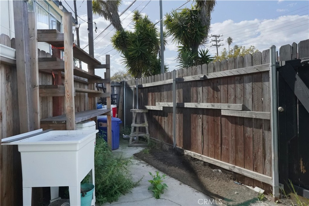 1641 S Longwood Ave Property Photo 3